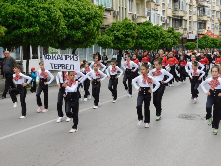 Близо 360 мажоретки дефилираха в центъра на Велико Търново (снимки)