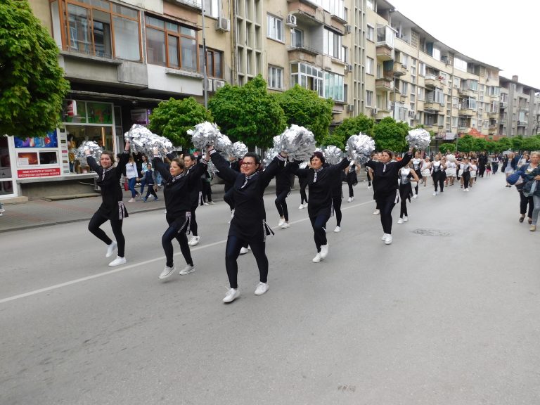 Близо 360 мажоретки дефилираха в центъра на Велико Търново (снимки)