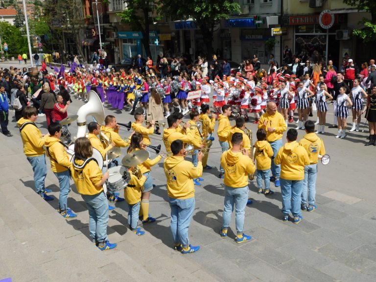 Близо 360 мажоретки дефилираха в центъра на Велико Търново (снимки)