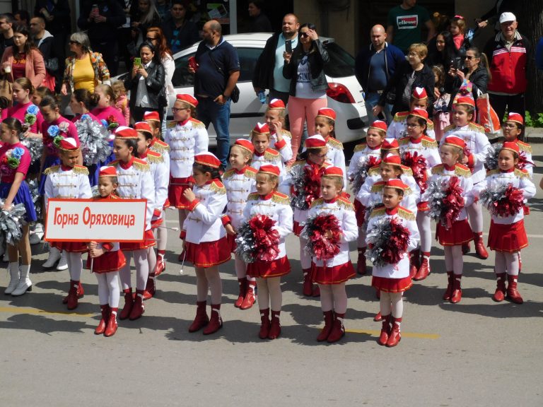 Близо 360 мажоретки дефилираха в центъра на Велико Търново (снимки)