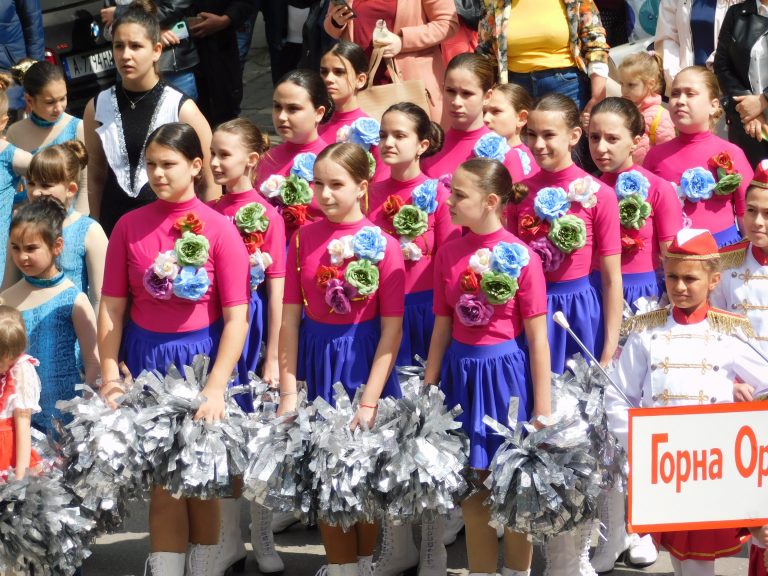 Близо 360 мажоретки дефилираха в центъра на Велико Търново (снимки)