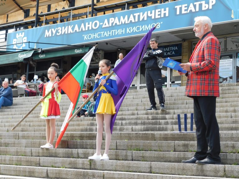 Близо 360 мажоретки дефилираха в центъра на Велико Търново (снимки)