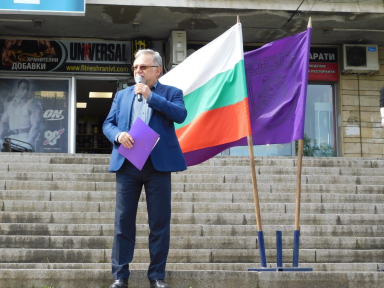 Близо 360 мажоретки дефилираха в центъра на Велико Търново (снимки)