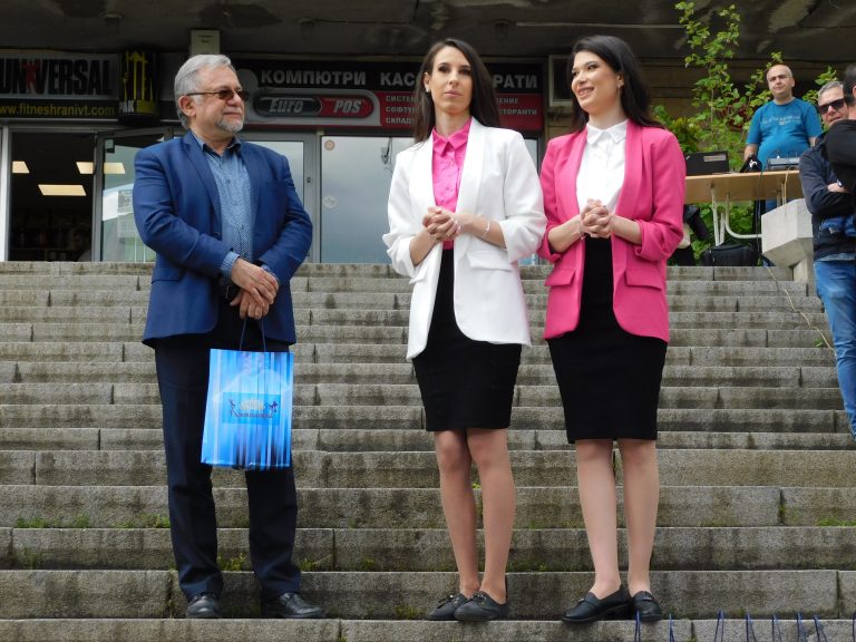 Близо 360 мажоретки дефилираха в центъра на Велико Търново (снимки)