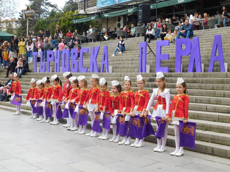 Близо 360 мажоретки дефилираха в центъра на Велико Търново (снимки)