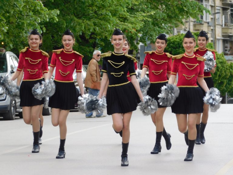 Близо 360 мажоретки дефилираха в центъра на Велико Търново (снимки)