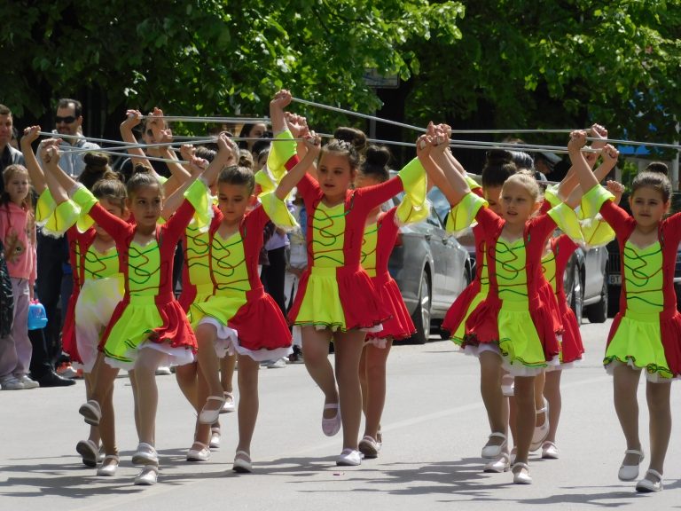 Близо 360 мажоретки дефилираха в центъра на Велико Търново (снимки)