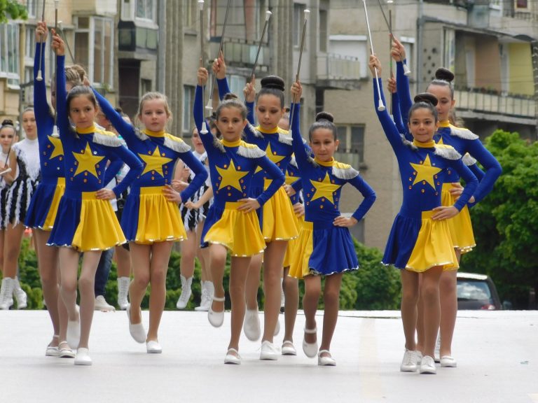 Близо 360 мажоретки дефилираха в центъра на Велико Търново (снимки)