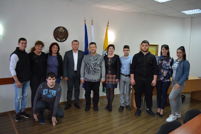 Общество | Пет абитуриенти от павликенските училища получиха помощ за бала си