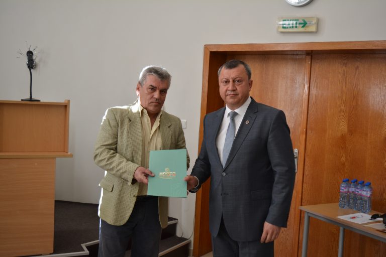 Общество | Инж. Емануил Манолов връчи грамоти на дългогодишни кметове на населени места