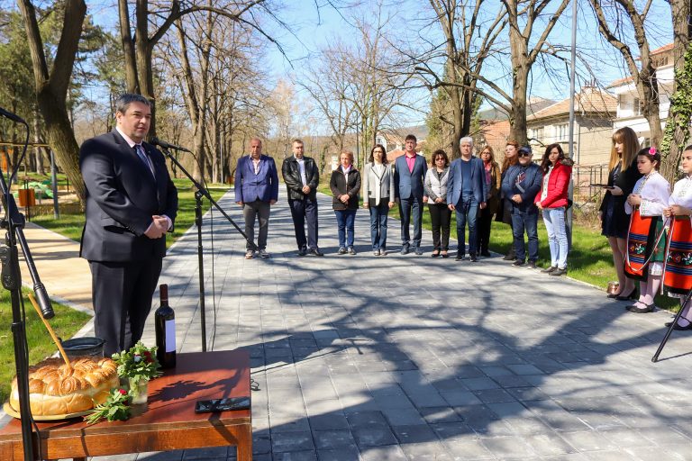 Откриха обновения с 1,5 млн. лв. парк „Градска градина“ в Горна Оряховица