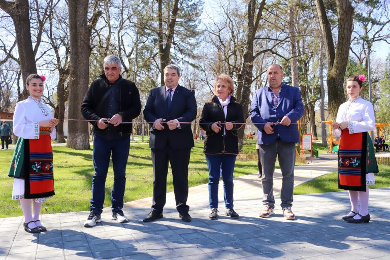 Горещи новини | Откриха обновения с 1,5 млн. лв. парк  „Градска градина“ в Горна Оряховица