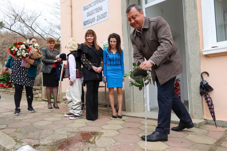 Евгения Живкова откри колекция с вещи на баба си и дядо си в Дъскот