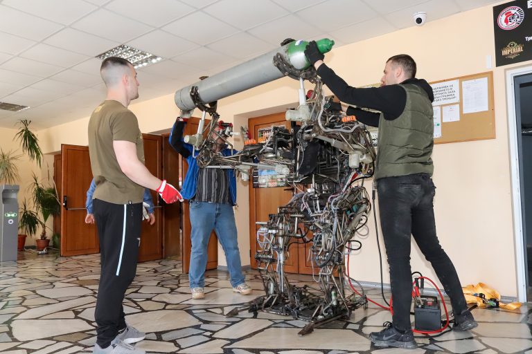 Ученик създаде робот в помощ  на деца с церебрална парализа