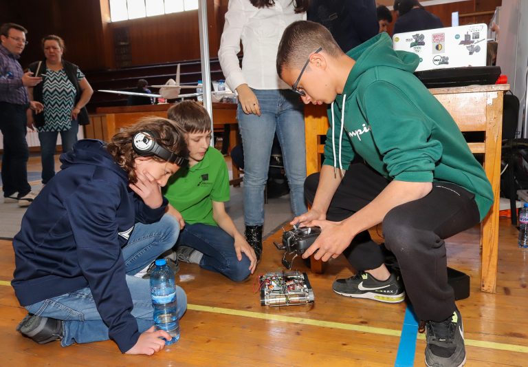 Ученик създаде робот в помощ  на деца с церебрална парализа