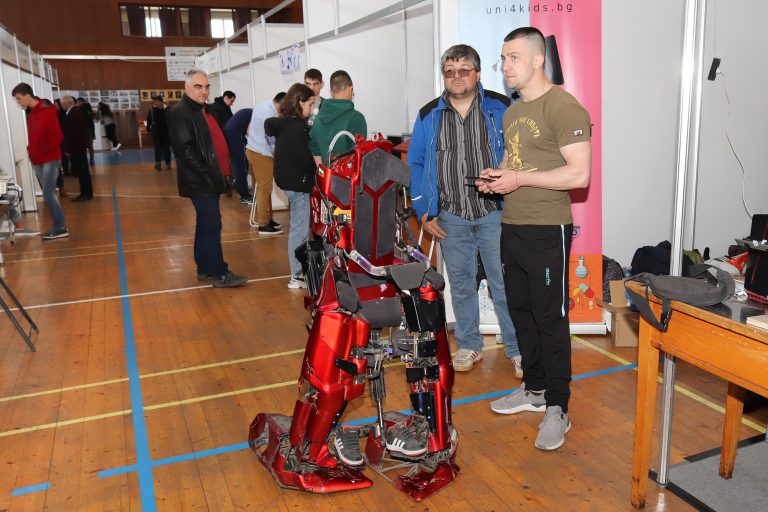 Горещи новини | Ученик създаде робот в помощ  на деца с церебрална парализа