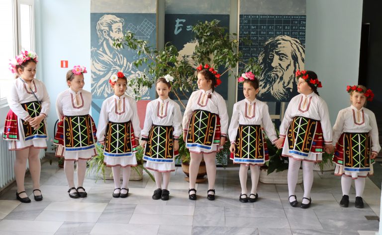 Горещи новини | Малки моми лазаруваха в Община Лясковец