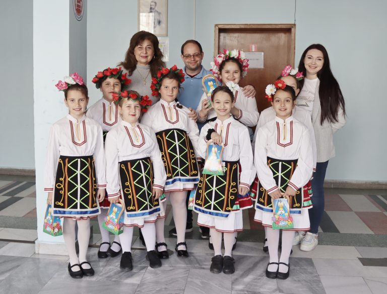 Малки моми лазаруваха в Община Лясковец