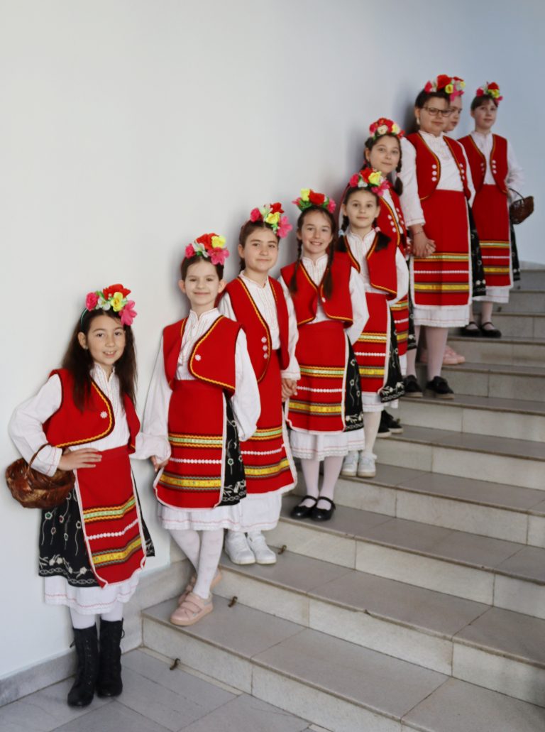 Малки моми лазаруваха в Община Лясковец