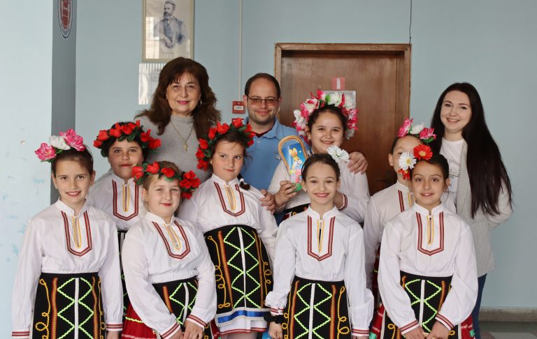 Малки моми лазаруваха в Община Лясковец