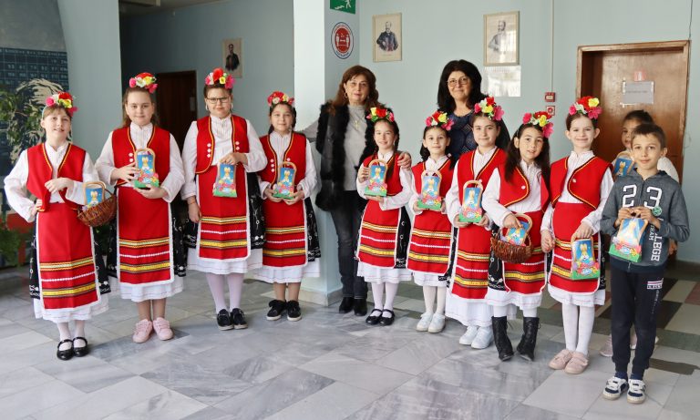 Малки моми лазаруваха в Община Лясковец