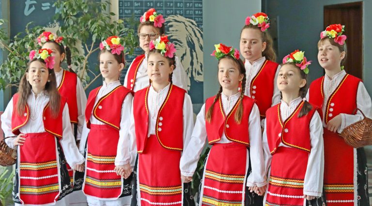 Малки моми лазаруваха в Община Лясковец