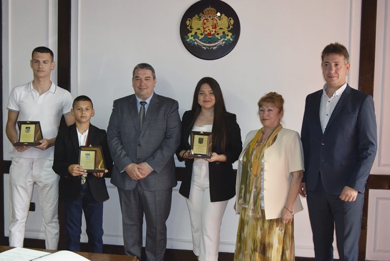 Горна Оряховица | Трима ученици бяха отличени с наградата “Млада Г. Оряховица”