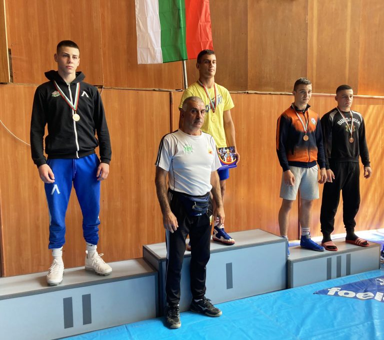 Шампионски титли за еленските борци