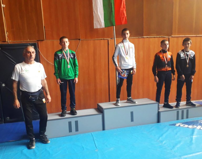 Шампионски титли за еленските борци