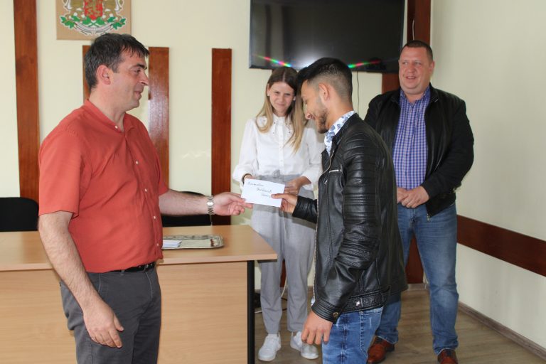 Стражица | Община Стражица подкрепи финансово 15 абитуриенти в затруднено социално положение