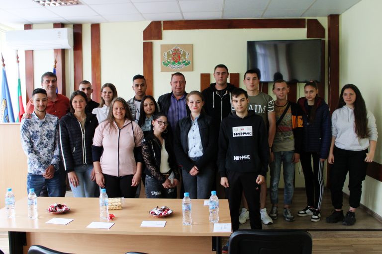 Община Стражица подкрепи финансово 15 абитуриенти в затруднено социално положение