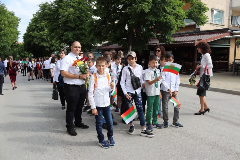 Учениците от Лясковска община шестваха, пяха и танцуваха за празника на буквите