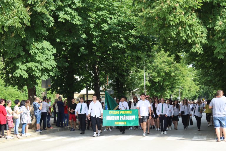 Учениците от Лясковска община шестваха, пяха и танцуваха за празника на буквите