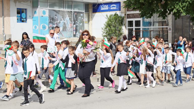 Учениците от Лясковска община шестваха, пяха и танцуваха за празника на буквите