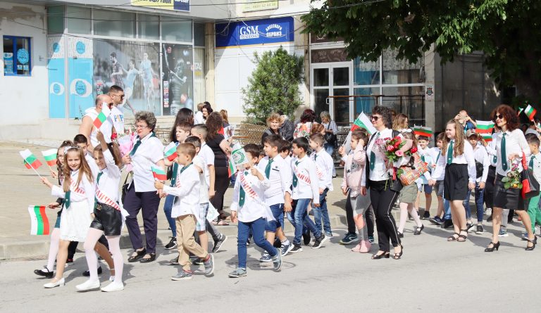 Учениците от Лясковска община шестваха, пяха и танцуваха за празника на буквите
