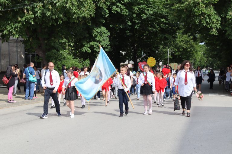 Учениците от Лясковска община шестваха, пяха и танцуваха за празника на буквите