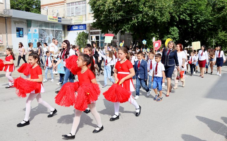 Учениците от Лясковска община шестваха, пяха и танцуваха за празника на буквите