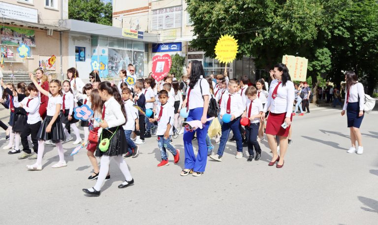 Учениците от Лясковска община шестваха, пяха и танцуваха за празника на буквите
