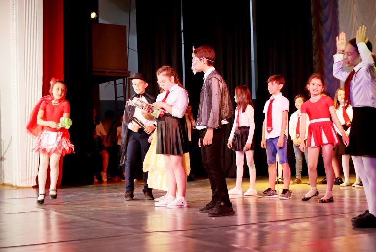 Учениците от Лясковска община шестваха, пяха и танцуваха за празника на буквите