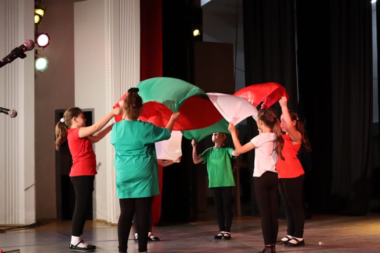 Учениците от Лясковска община шестваха, пяха и танцуваха за празника на буквите