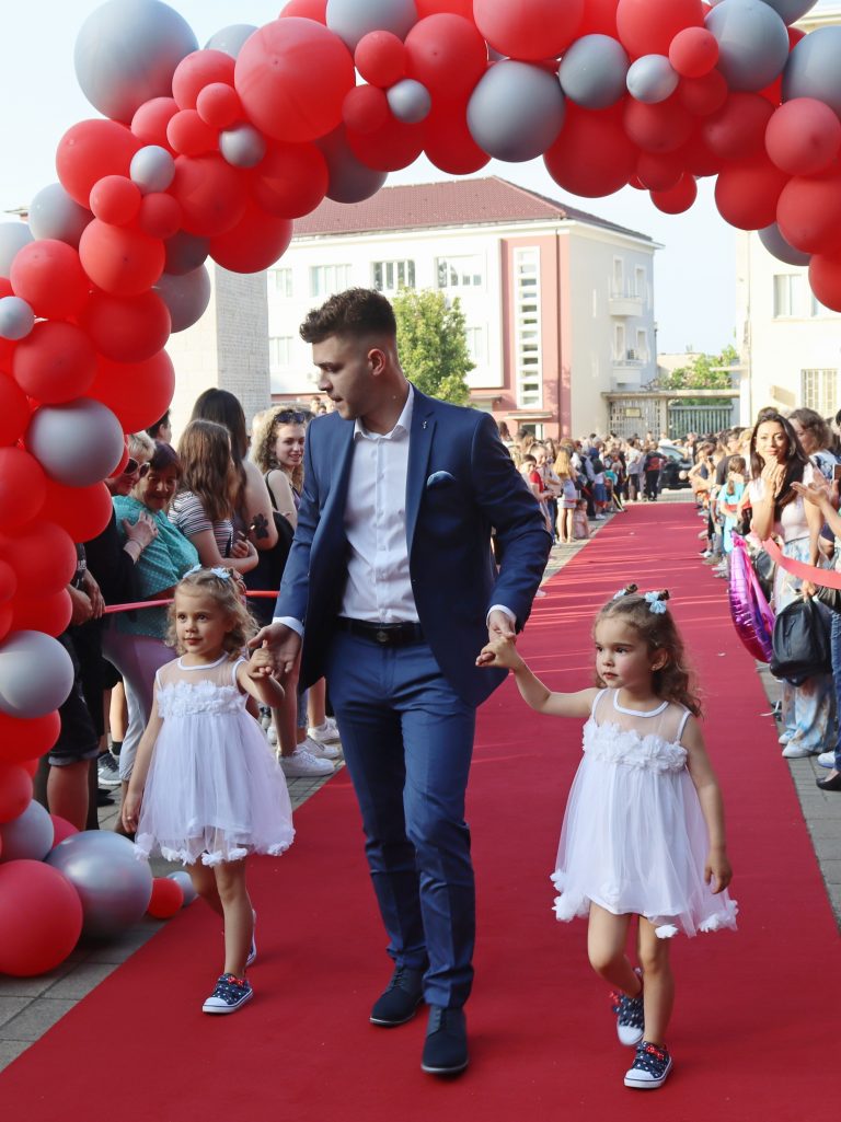 Звездно беше абитуриентското дефиле в Лясковец за поредна година