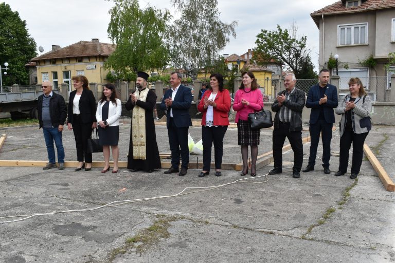 Павликени | Започна изграждането на площадка за детски  игри и спорт в ОУ “Св. Кл. Охридски” в Павликени