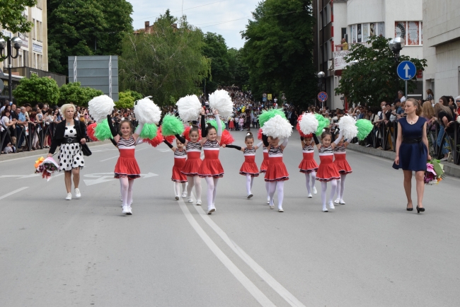 С пъстро празнично шествие Горна Оряховица чества Деня на българската азбука, просвета и култура