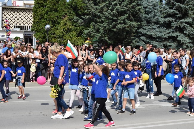 С пъстро празнично шествие Горна Оряховица чества Деня на българската азбука, просвета и култура