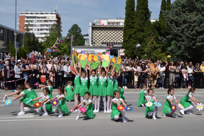 С пъстро празнично шествие Горна Оряховица чества Деня на българската азбука, просвета и култура