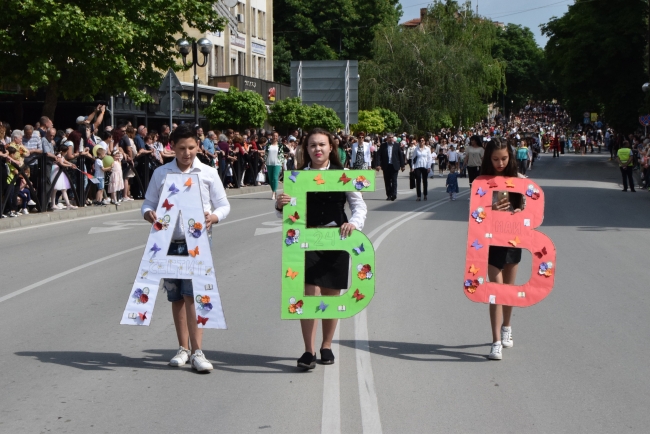 С пъстро празнично шествие Горна Оряховица чества Деня на българската азбука, просвета и култура