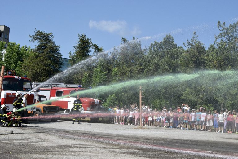 Горещи новини | Деца и пожарникари се забавляваха  в Горна Оряховица