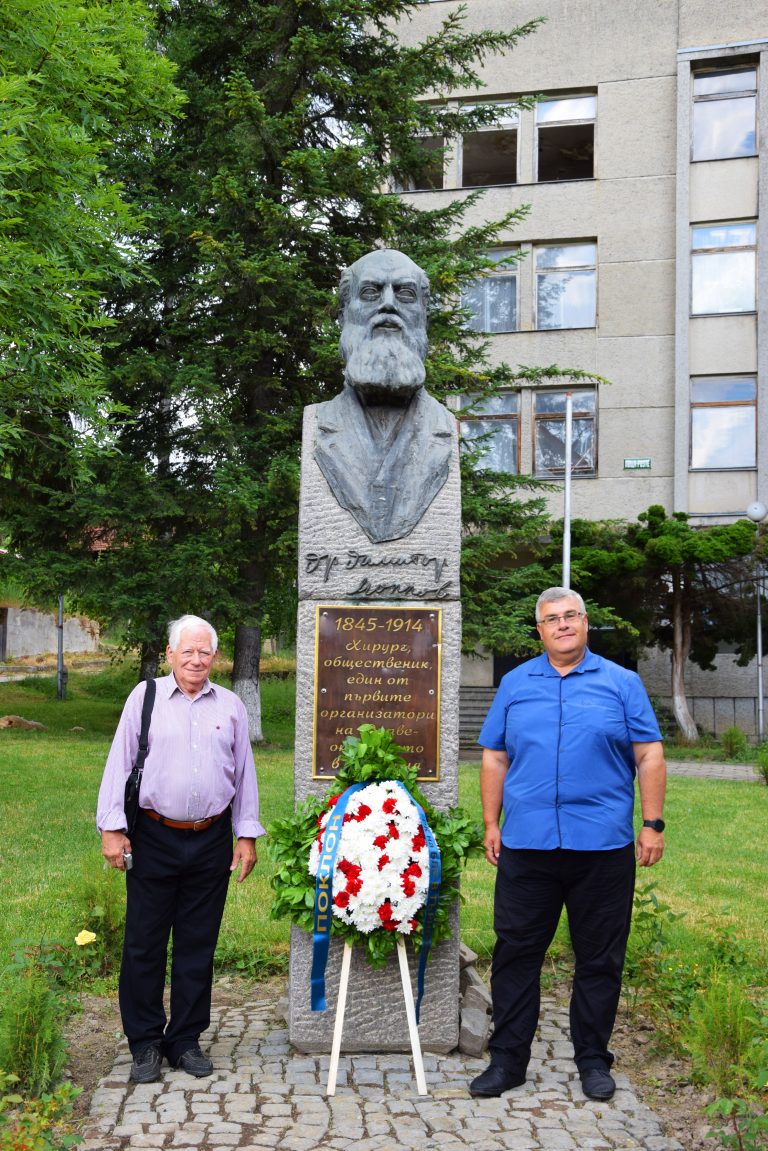 Почетоха делото на д-р Димитър Моллов