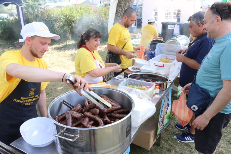 Ароматни скари и атрактивна програма привличат любителите на горнооряховския суджук (снимки)