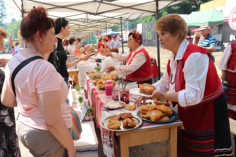Ароматни скари и атрактивна програма привличат любителите на горнооряховския суджук (снимки)